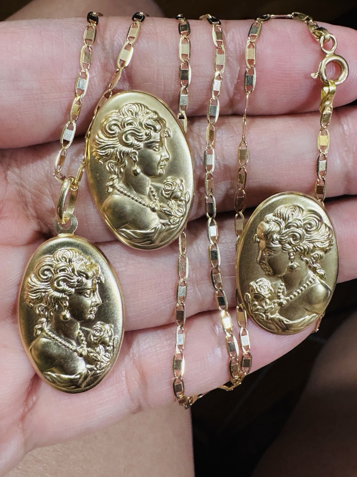 18K 750 Gold Set Queen Elizabeth Earring & Necklace 18” Long 7.6g 3mm