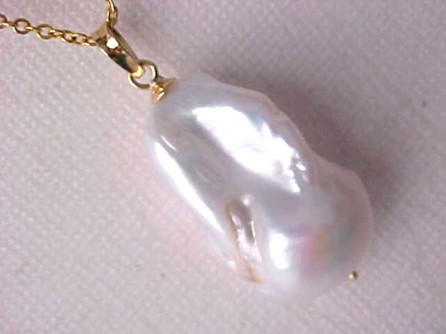 16MM X 27MM AAA BAROGUE WHITE PEARL PENDANT SOLID 18K YELLOW GOLD