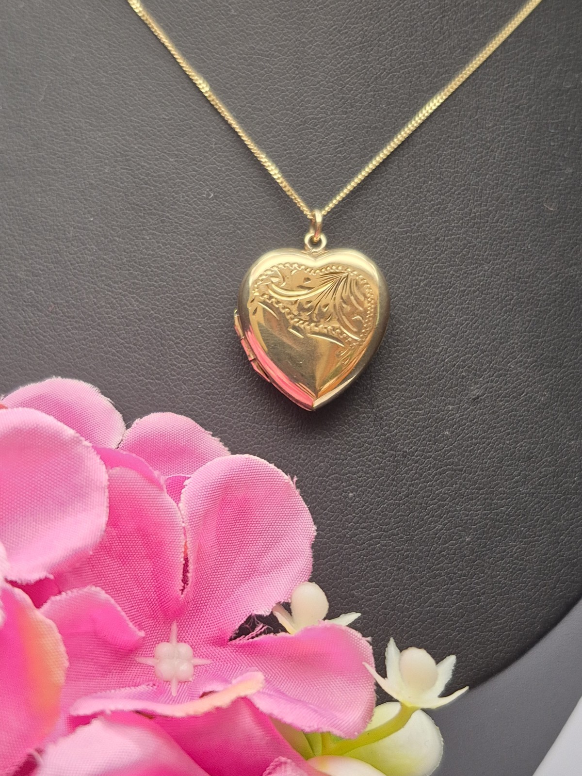 9ct Yellow Gold Vintage Heart Photo Locket & Chain. Necklace. Engraved Design.