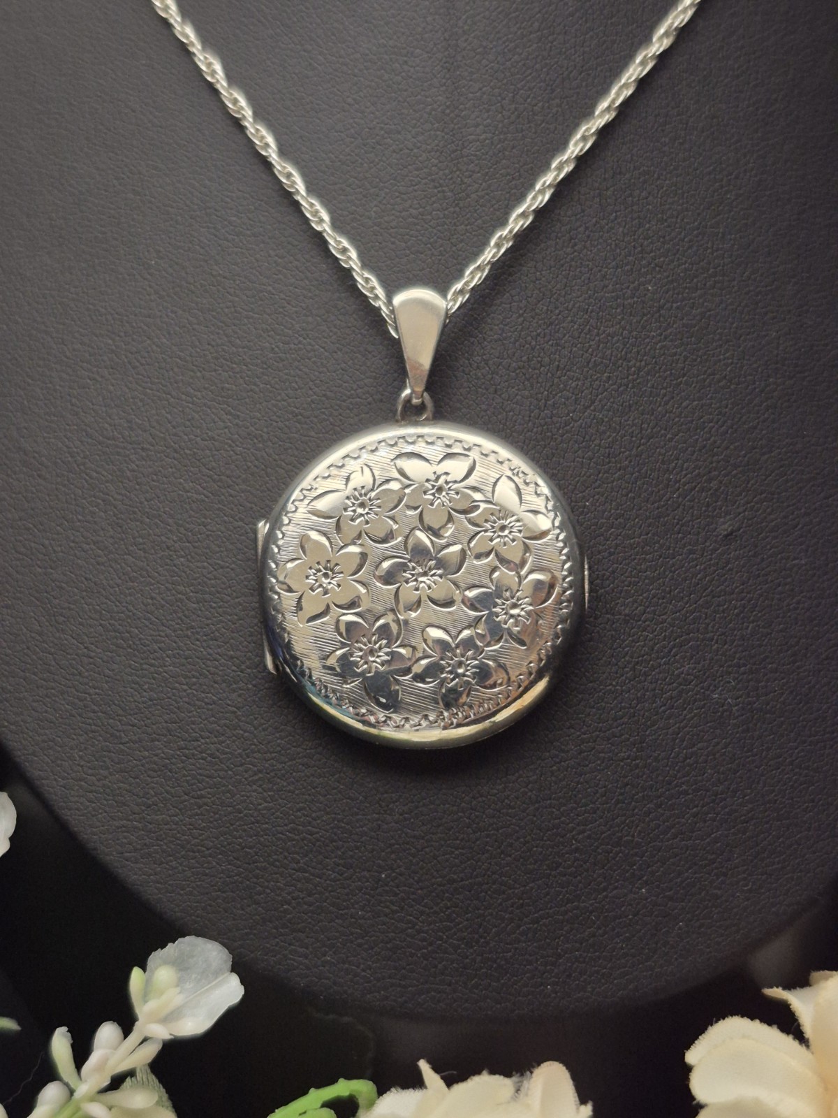LOCKET – Vintage Hallmarked Sterling Silver Round Double Photo Locket Necklace.