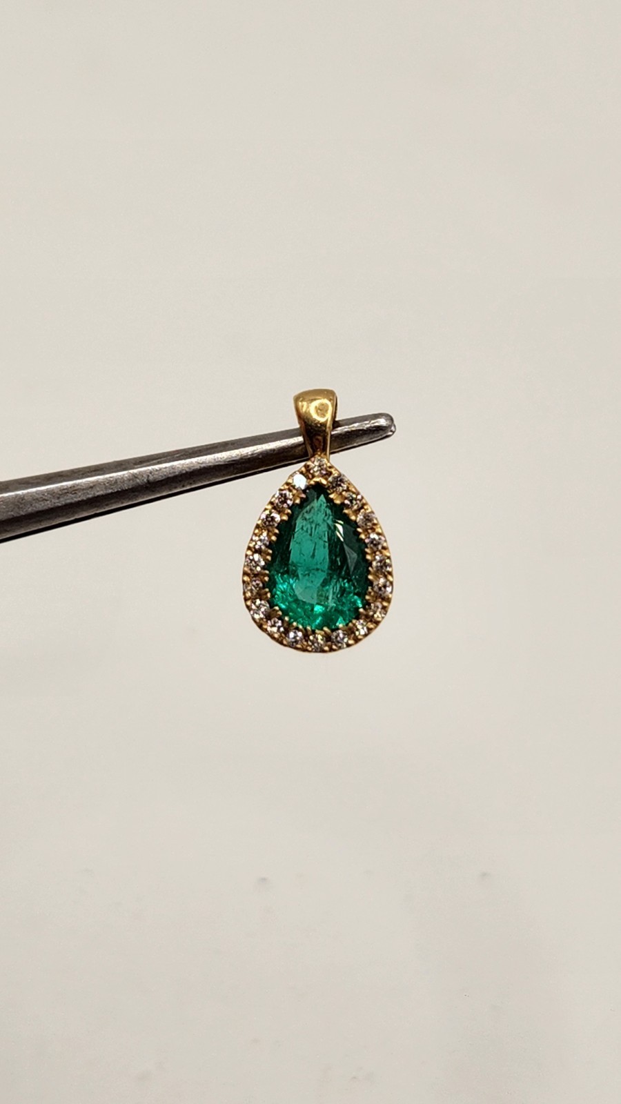 Pendiente en oro de 18k con Esmeraldas Colombianas Naturales, Diamantes Marquesa