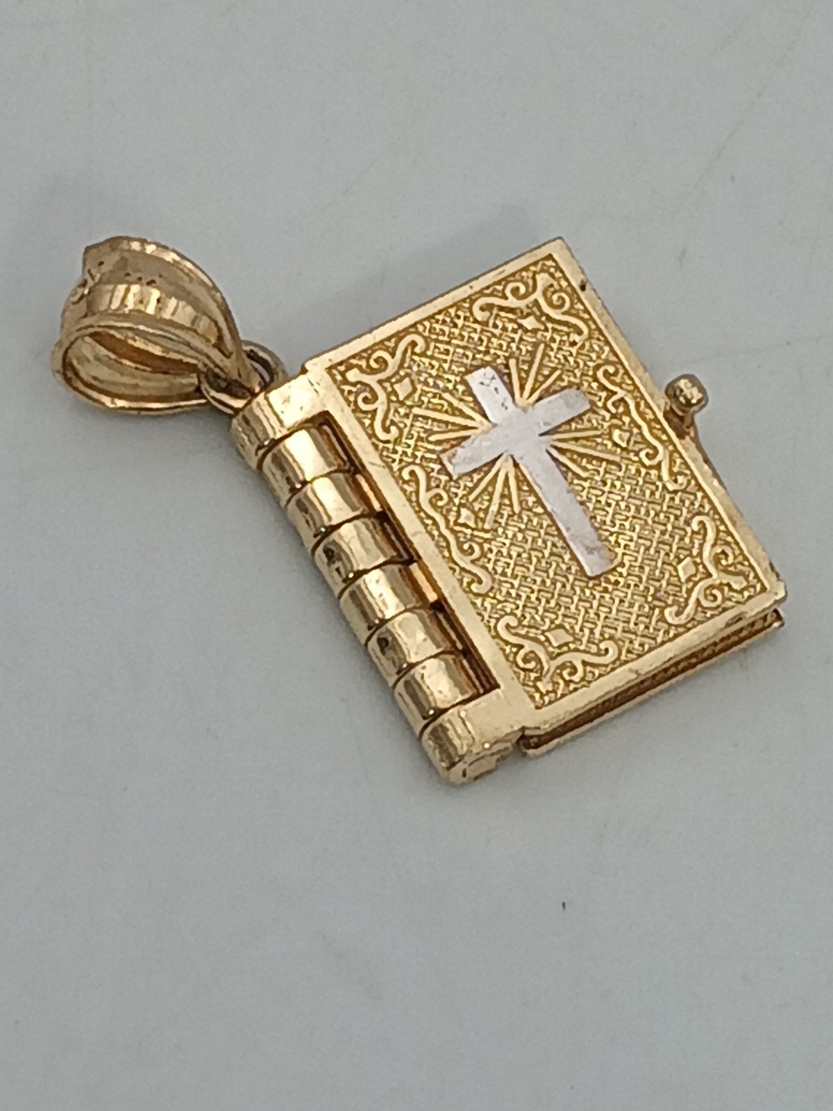 Solid 10K Yellow Gold Opening Pages Holy Bible with Lords Prayer Pendant 3.3gms