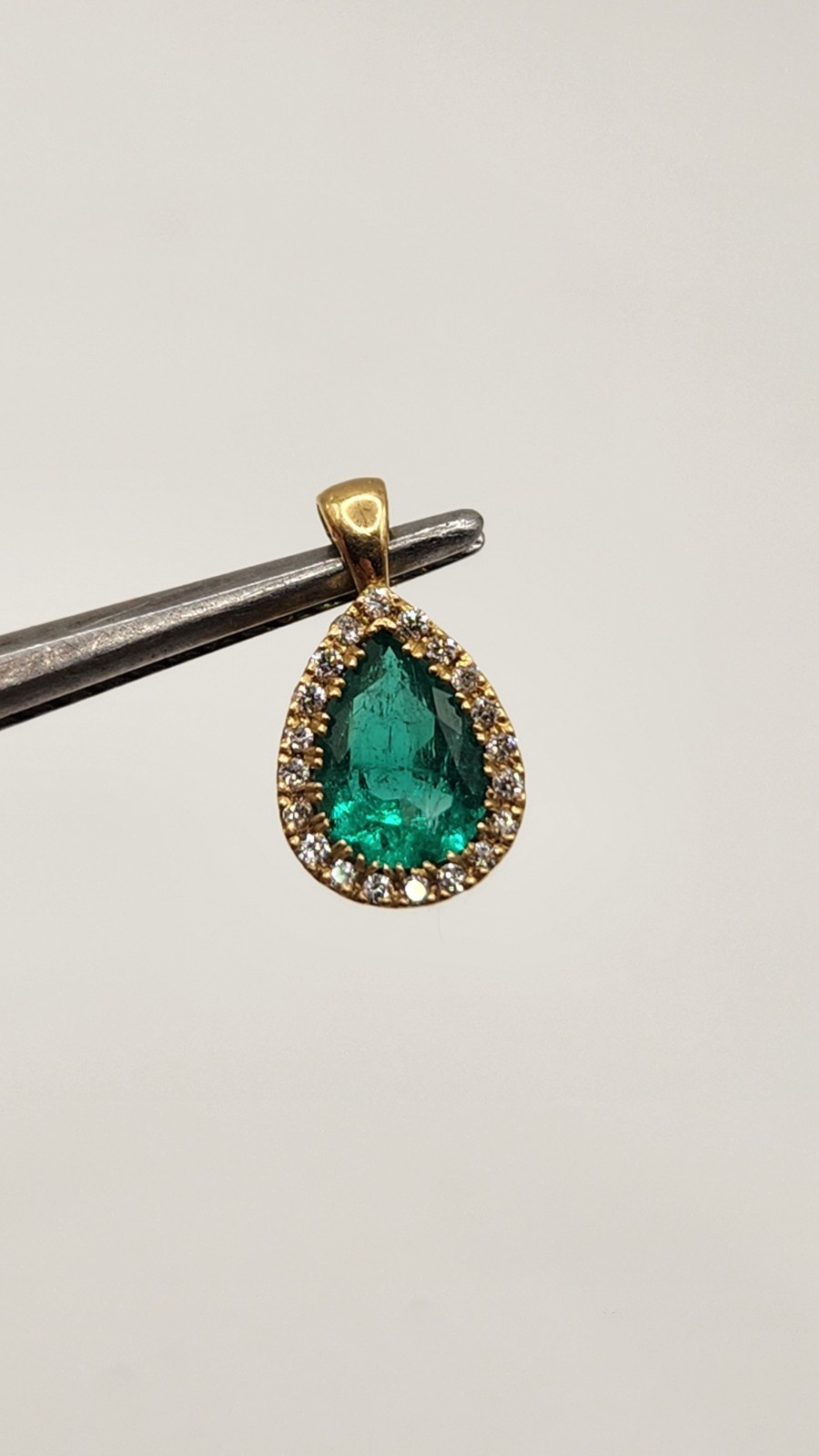 Pendiente en oro de 18k con Esmeraldas Colombianas Naturales, Diamantes Marquesa