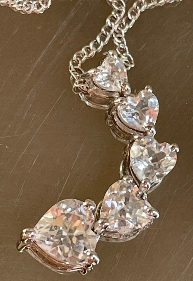 WHITE GOLD COLORLESS SAPPHITE HEARTS DESIGN PENDANT NECKLACE