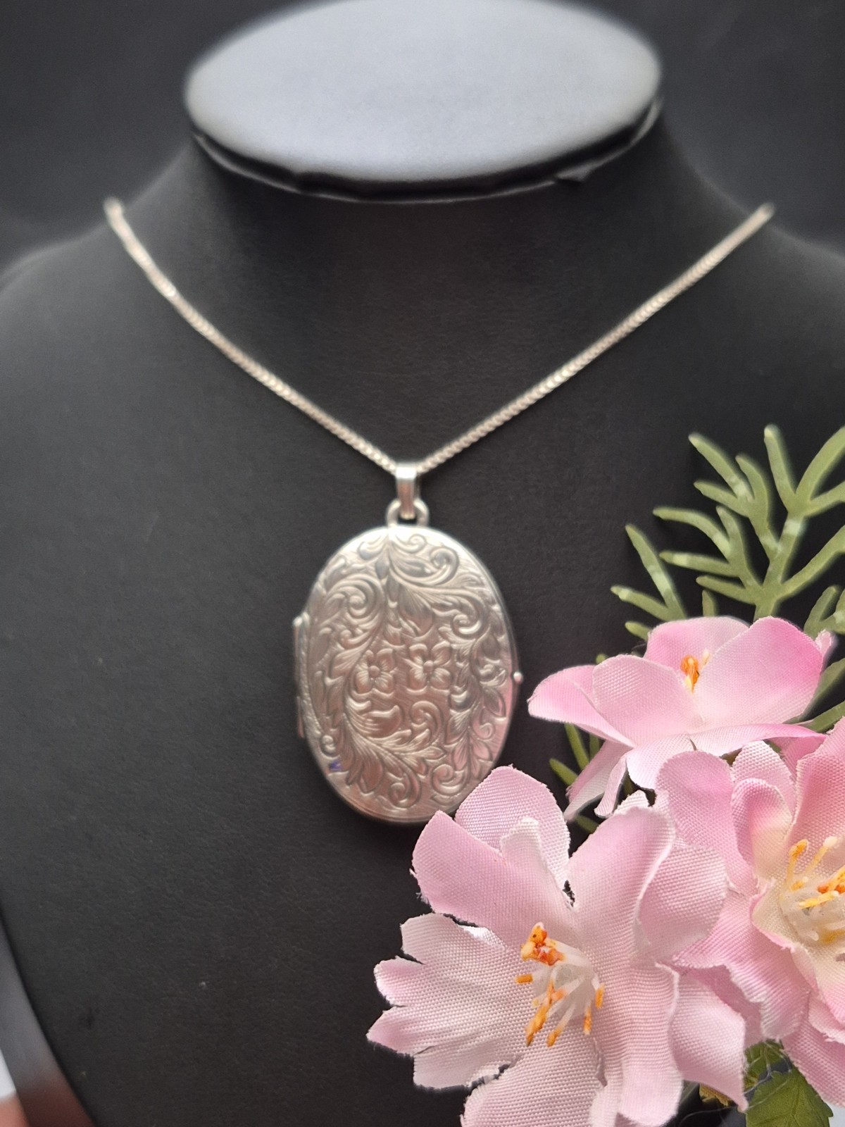 LOCKET – Sterling Silver Vintage Oval Double Photo Locket and Chain. Necklace.