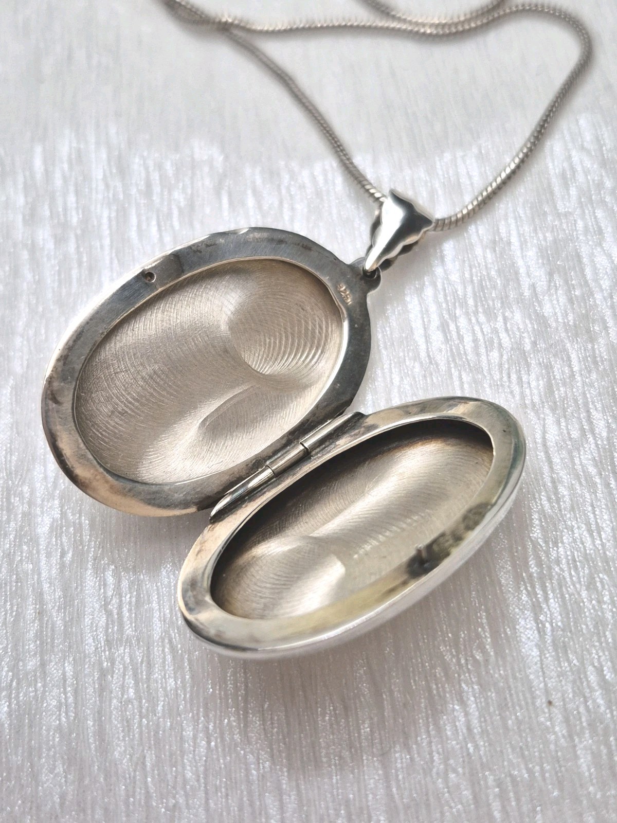 LOCKET – Sterling Silver Oval Photo Locket. Owl Design. Pendant and Chain.