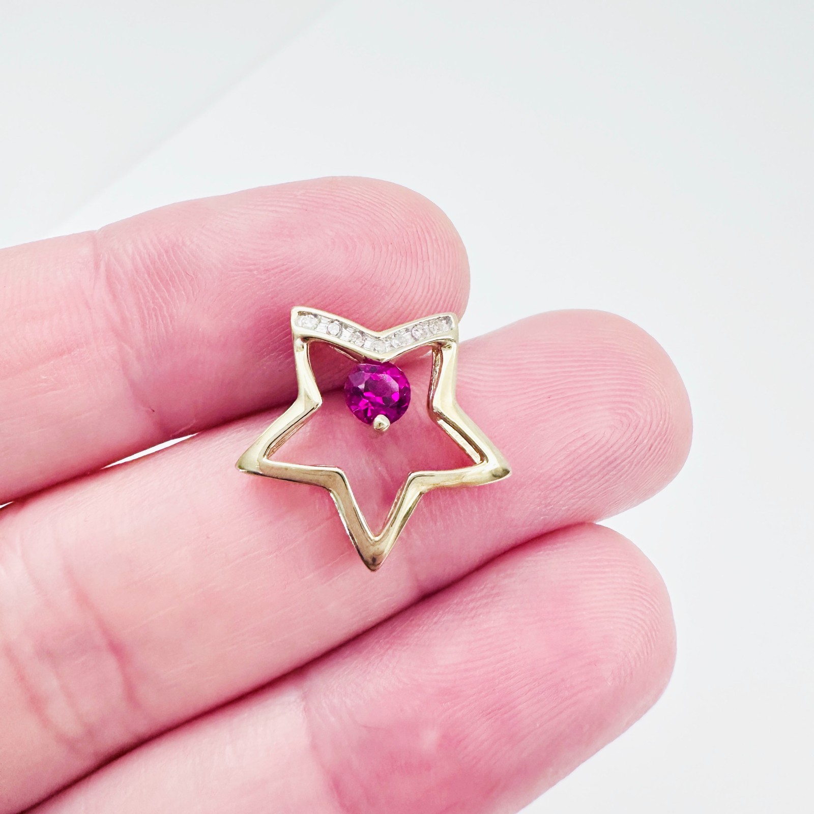 Solid 10K Yellow Gold .25ct Ruby & 7 Diamond Open Star Pendant 16mm, 1.2g