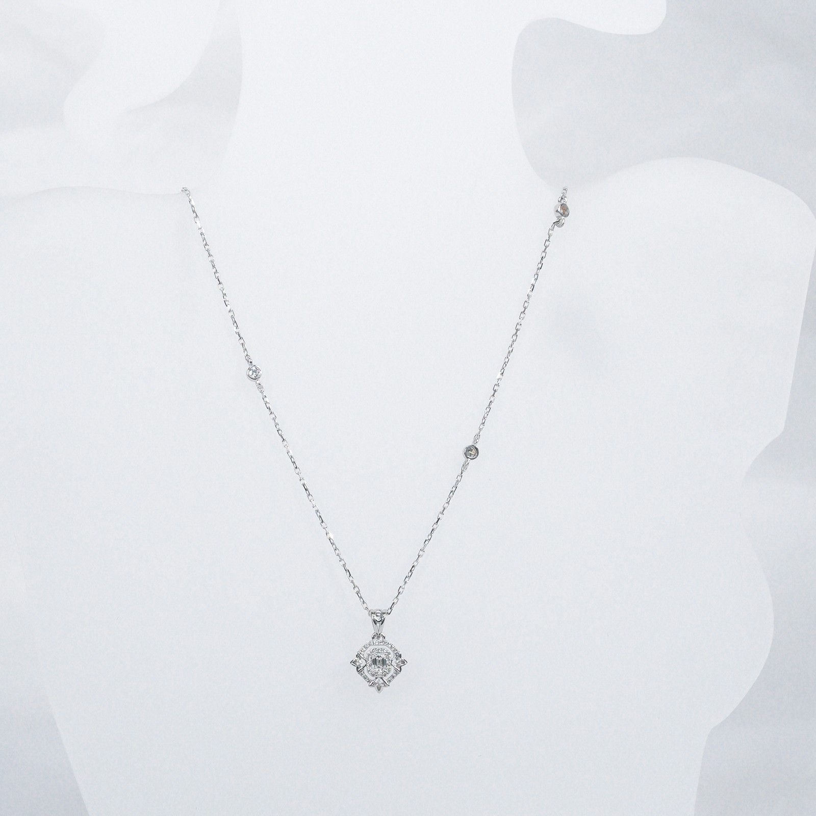 18 KARAT WHITE GOLD NECKLACE | NATURAL DIAMOND | WOMAN | IGI CERTIFIED