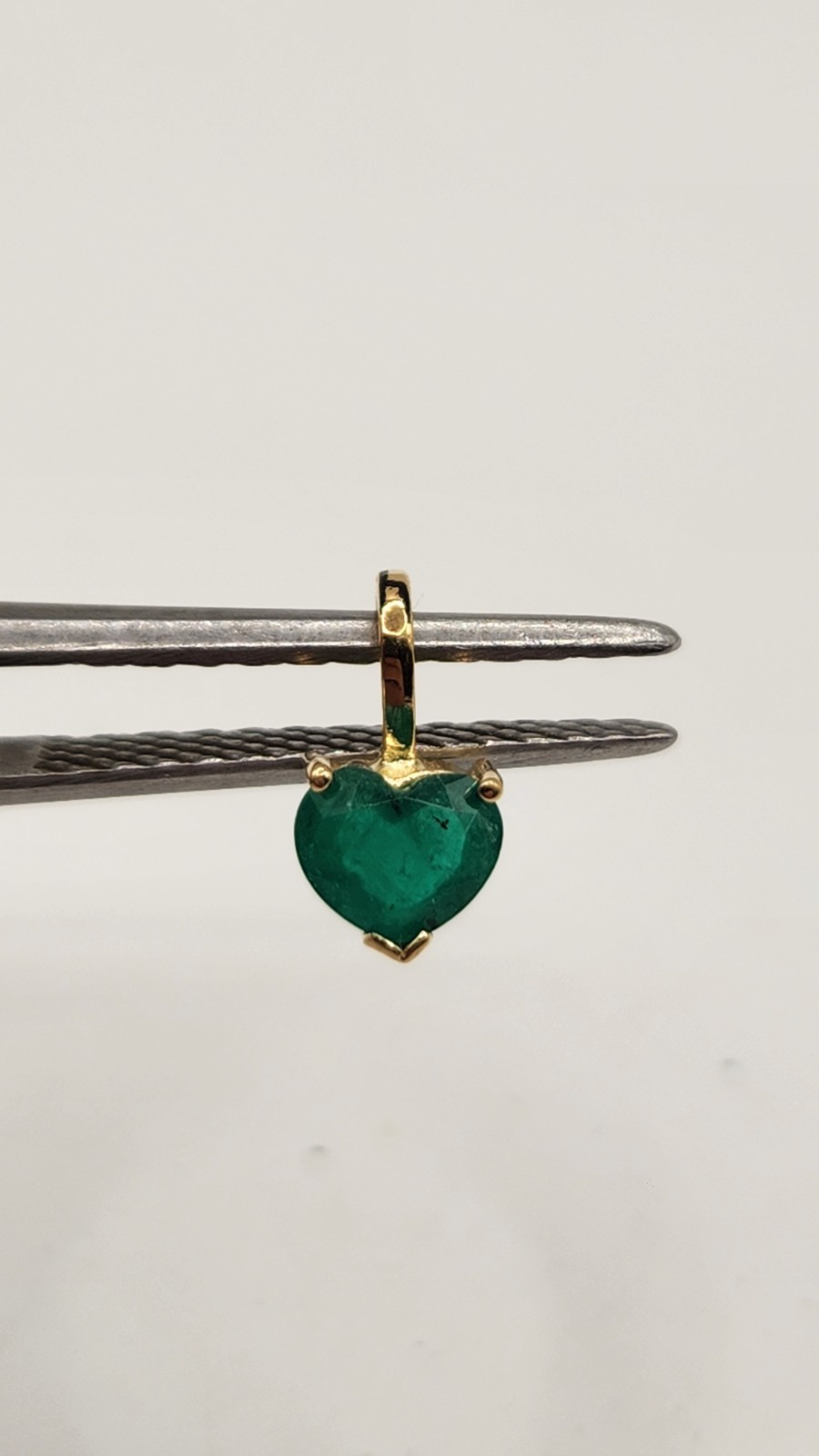 Pendiente en oro de 18k con Esmeraldas Colombianas Naturales Corazon