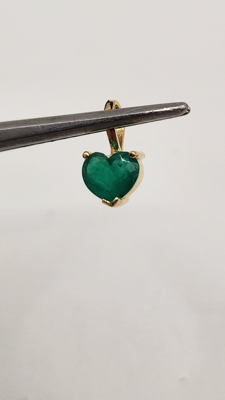 Pendiente en oro de 18k con Esmeraldas Colombianas Naturales Corazon