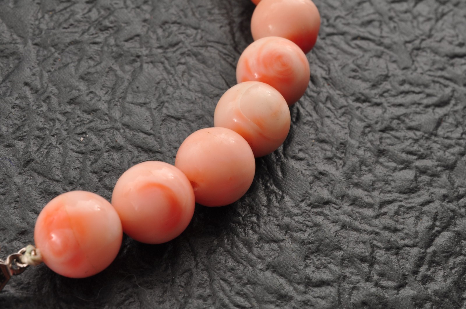 Vintage Angel skin coral Necklace (17.3in, 405t) , with “Certificate” and box.