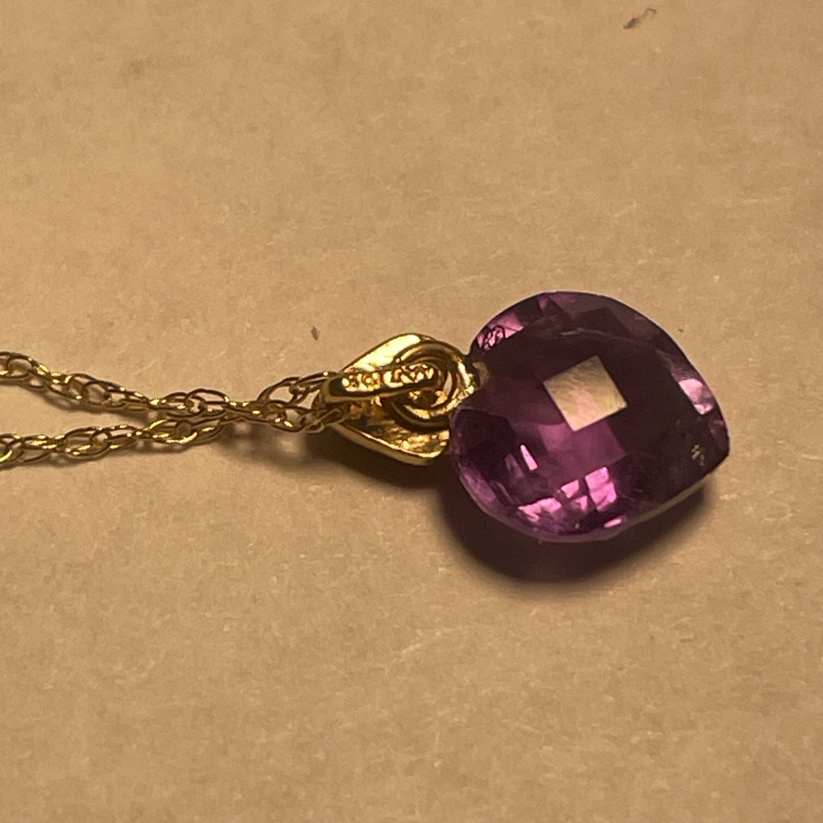 18 Inch Very Light 10 Karat Gold Ladies Necklace With Purple Heart Pendant ￼