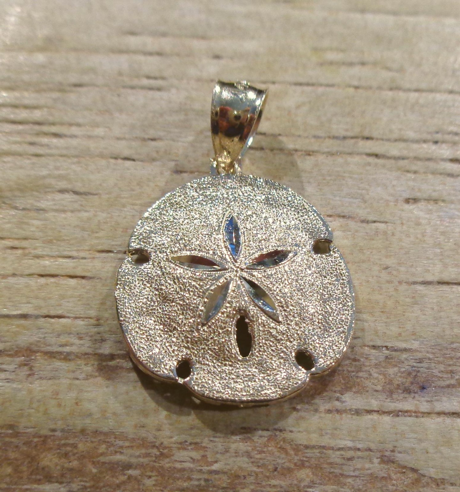 16MM SOLID 14K YELLOW GOLD TEXTURED DIAMOND-CUT DC HAWAIIAN SAND DOLLAR PENDANT