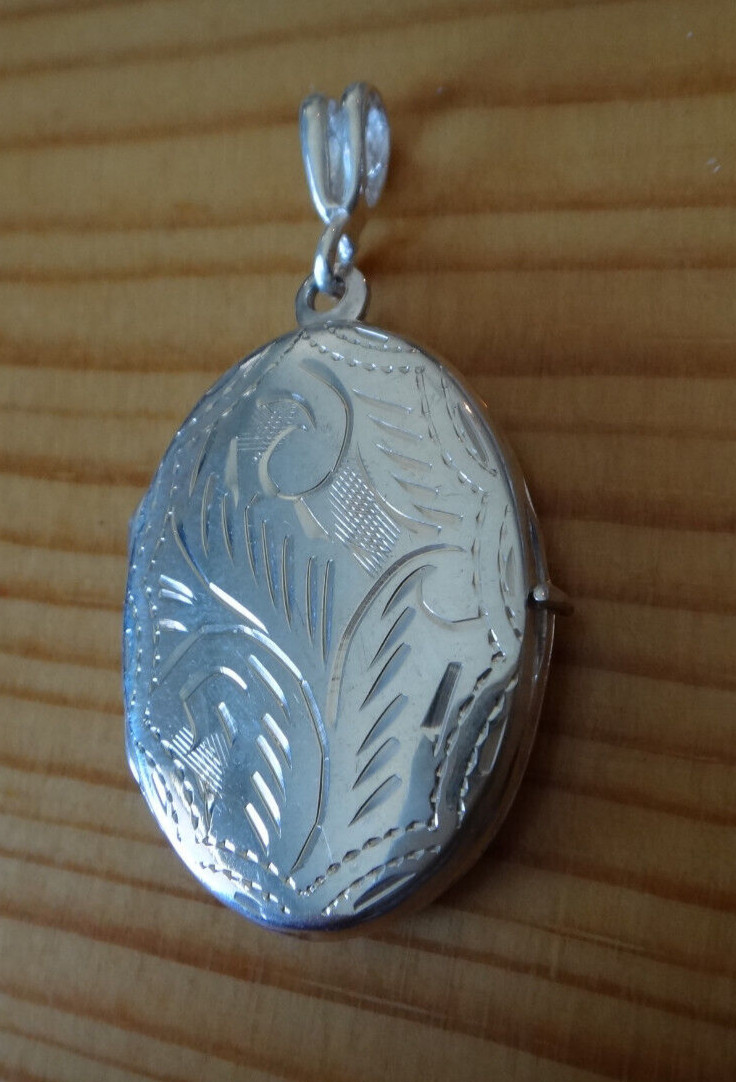 Sterling Silver 40×20 mm 6 gram Oval 2 Picture Photo Locket Charm!
