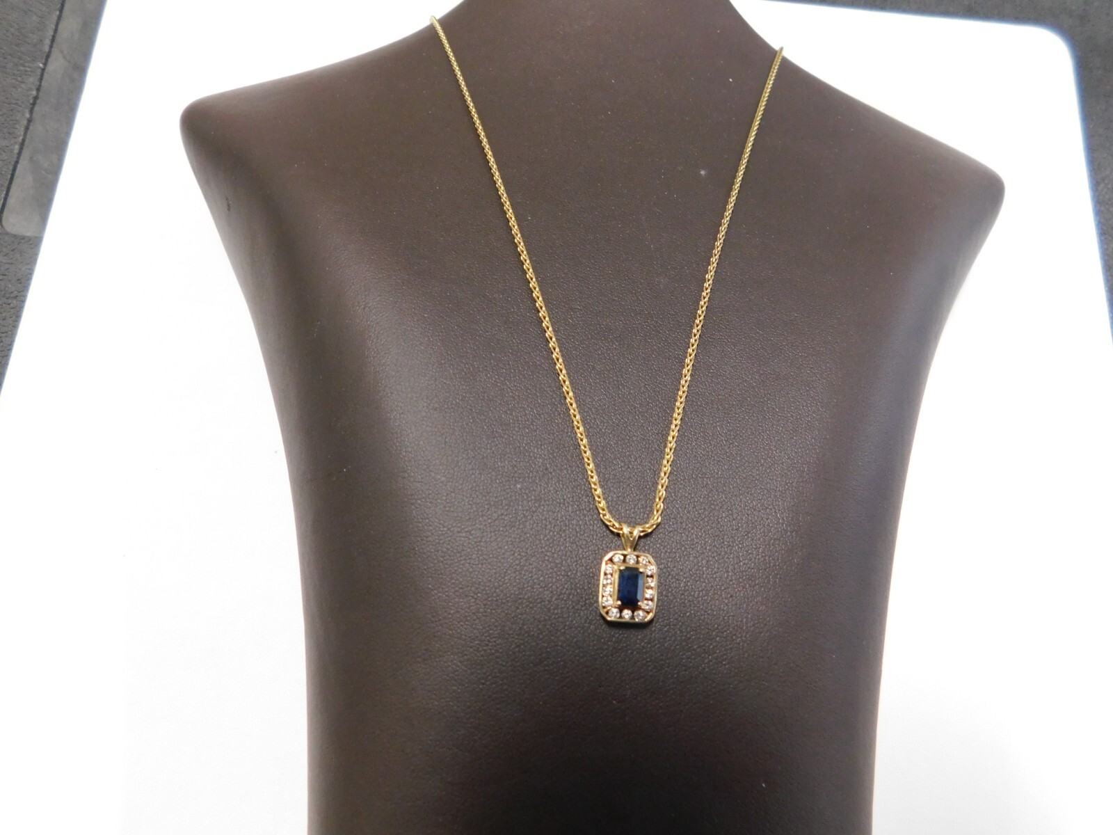 14k yellow gold sapphire and diamond pendant on 18″ 1 1/2 mm round chain