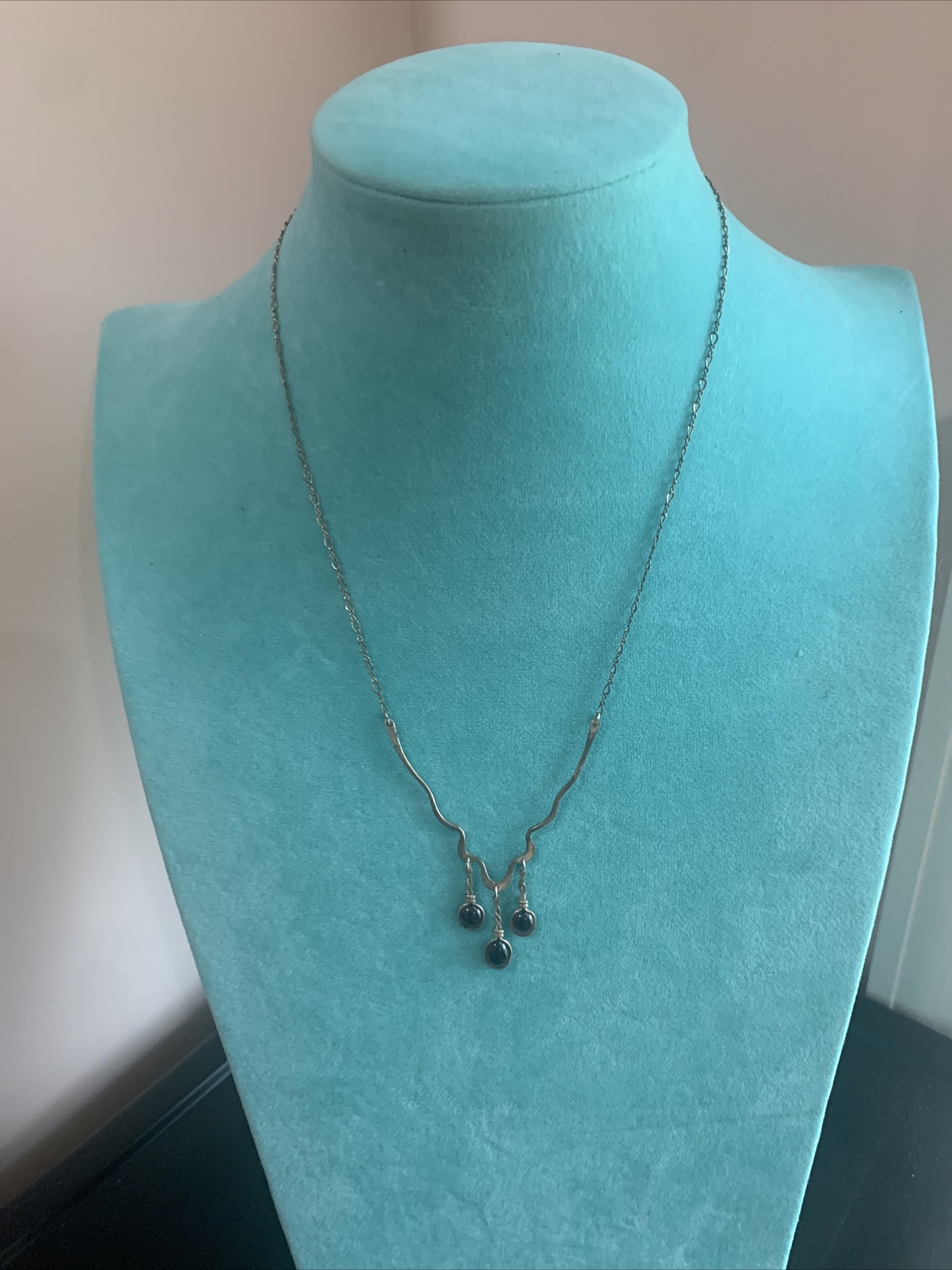 VINTAGE DELICATE STERLING SILVER CZECH. DANGLING GARNETS GEMSTONE NECKLACE 16″