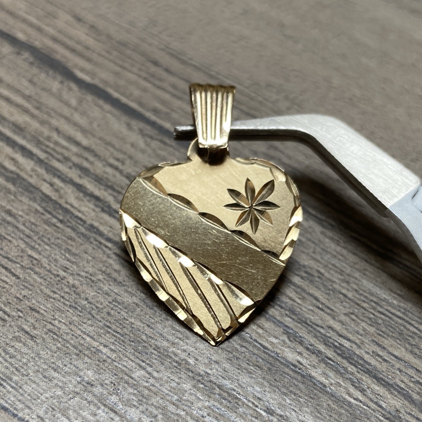 10K Yellow Gold Pendant Diamond Cut Heart Starburst Swirl Motif Dainty 417 1.25g