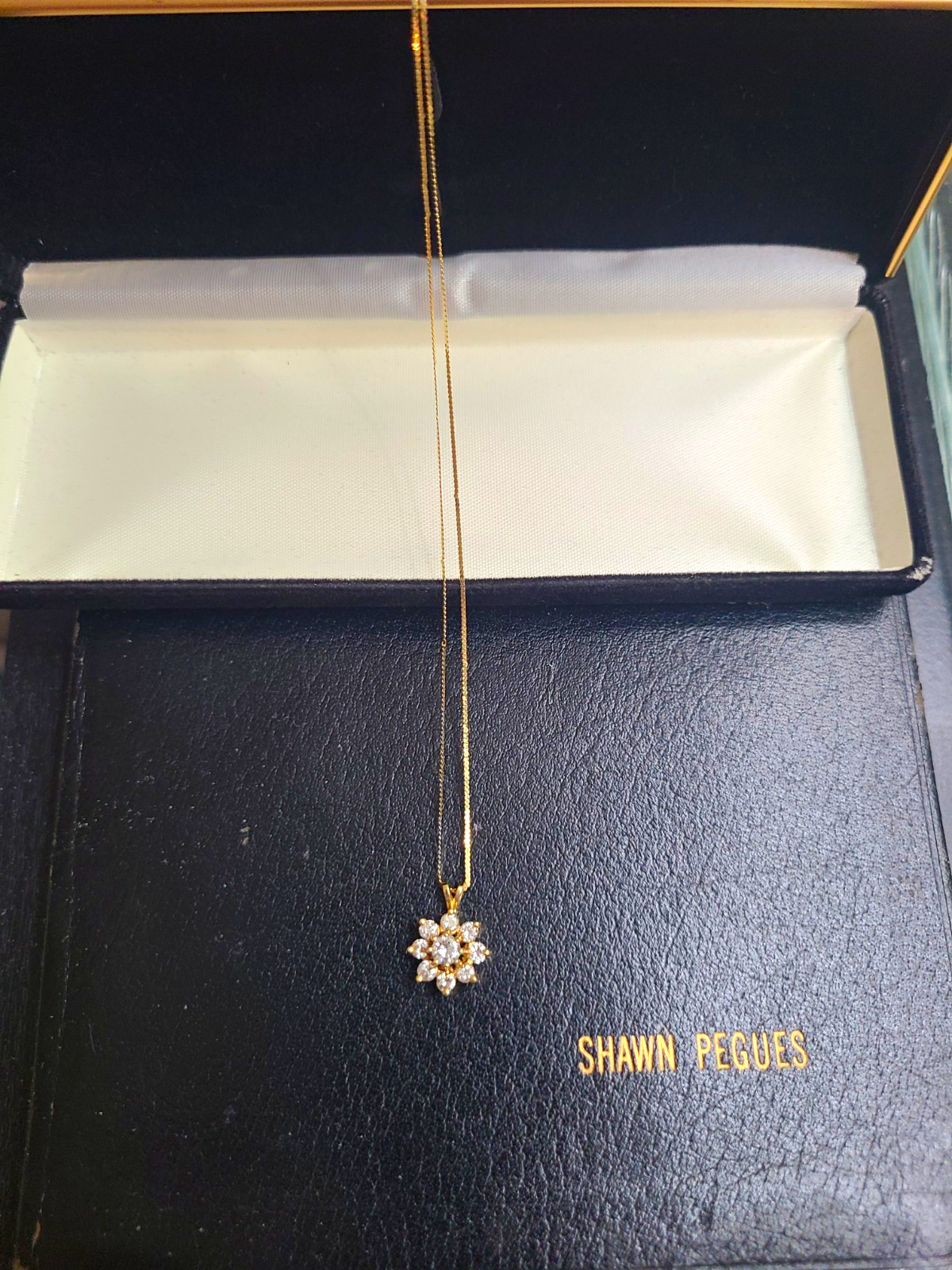 1 Carot 14K Yellow Gold 8-Diamond Flower Cluster Pendant Necklace . 3g