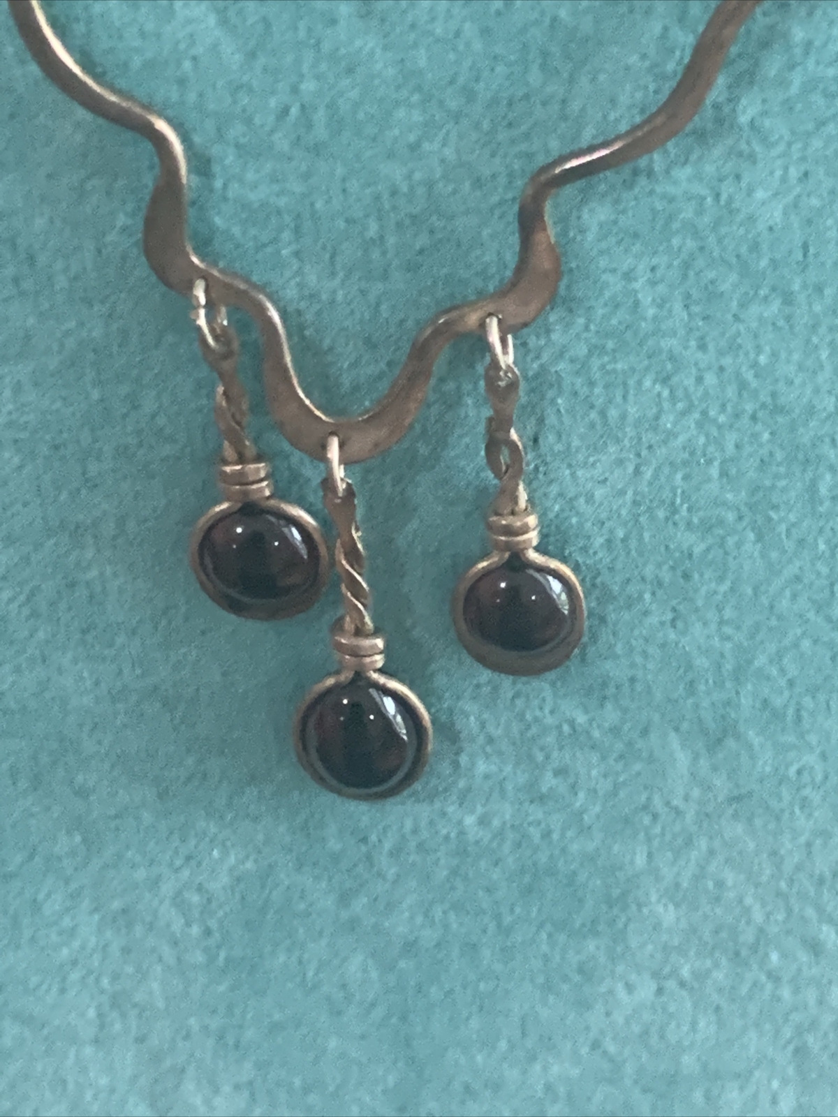 VINTAGE DELICATE STERLING SILVER CZECH. DANGLING GARNETS GEMSTONE NECKLACE 16″