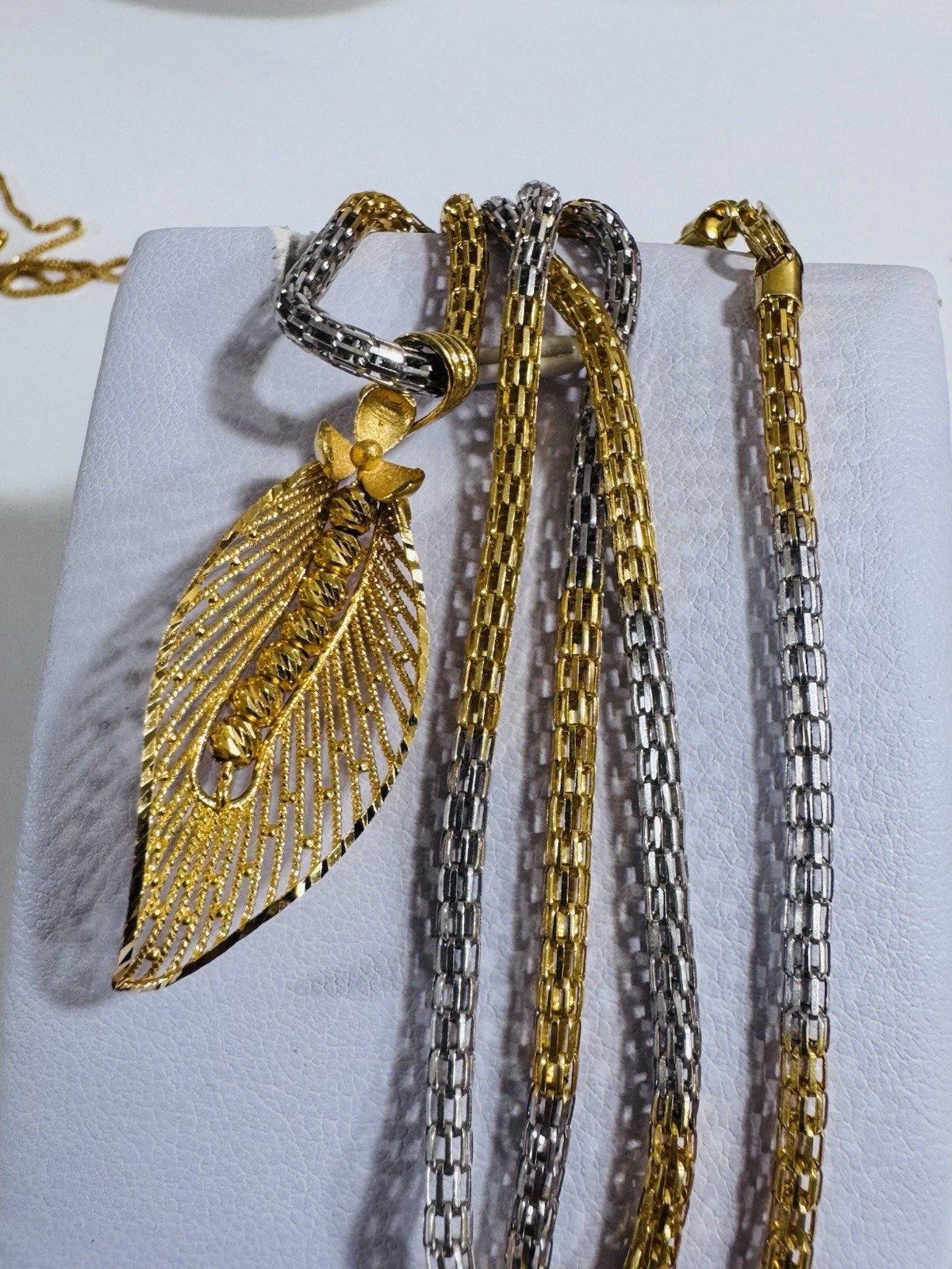 22K 916 Real Gold 21.5”/22” long Flower Leaf Set Necklace 14.1g 3.mm