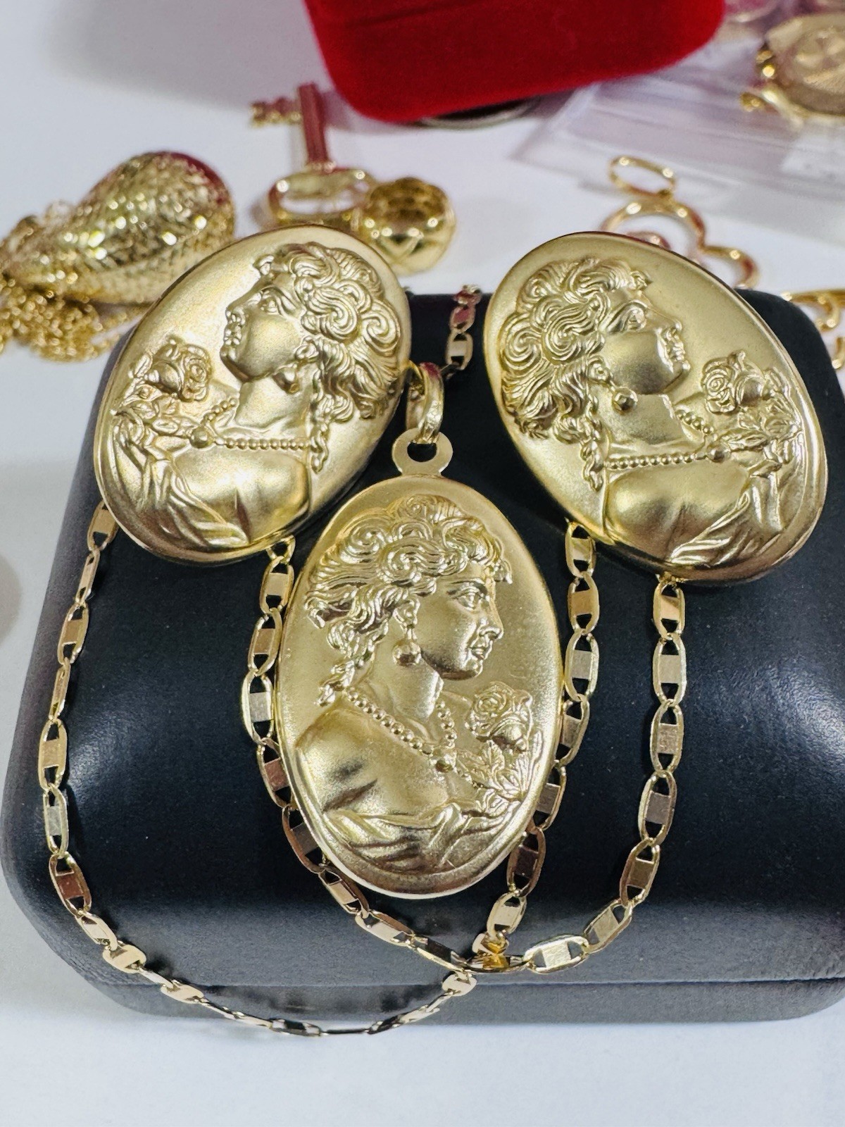 18K 750 Gold Set Queen Elizabeth Earring & Necklace 18” Long 7.6g 3mm