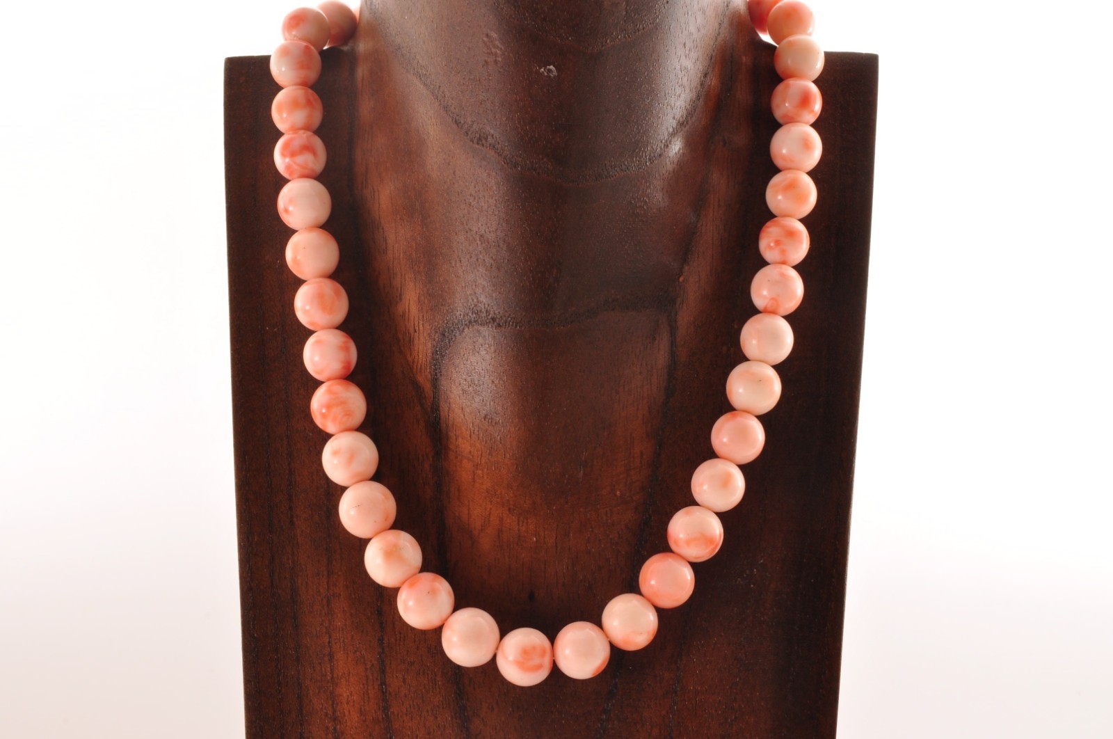 Vintage Angel skin coral Necklace (17.3in, 405t) , with “Certificate” and box.