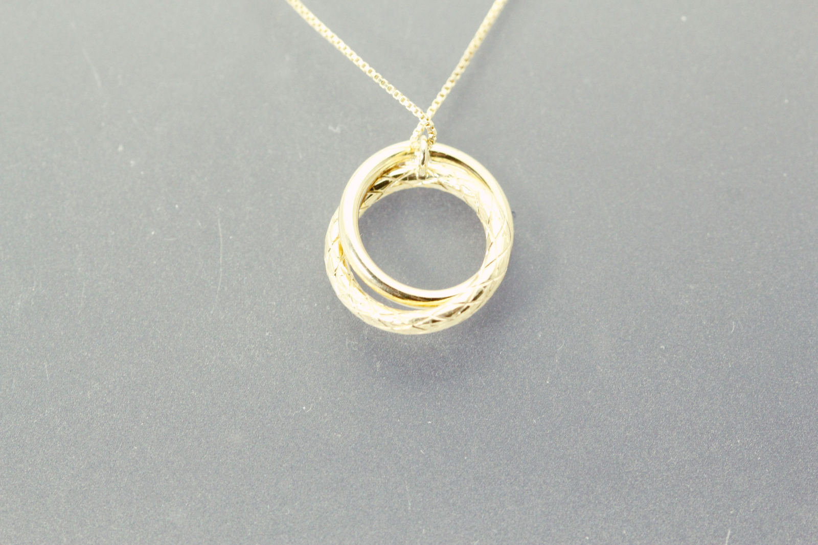 10K Yellow Gold Double Ring Pendant On 18″ Thin Box Chain 1.4 Grams (NEC5060)