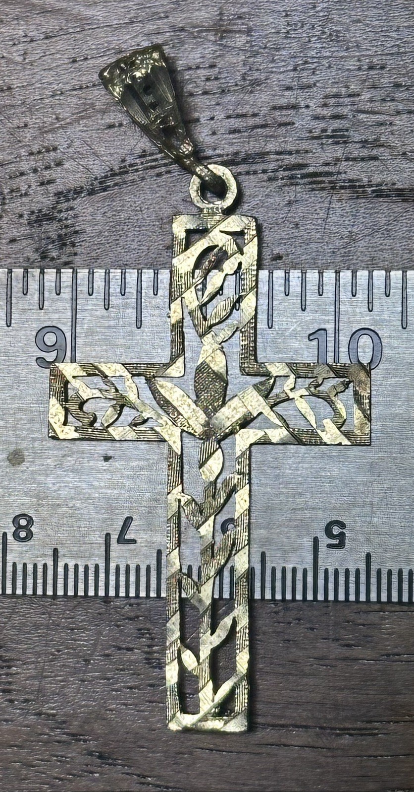 10K Yellow Gold Diamond-cut Filigree Cross Pendant. 3.2grams