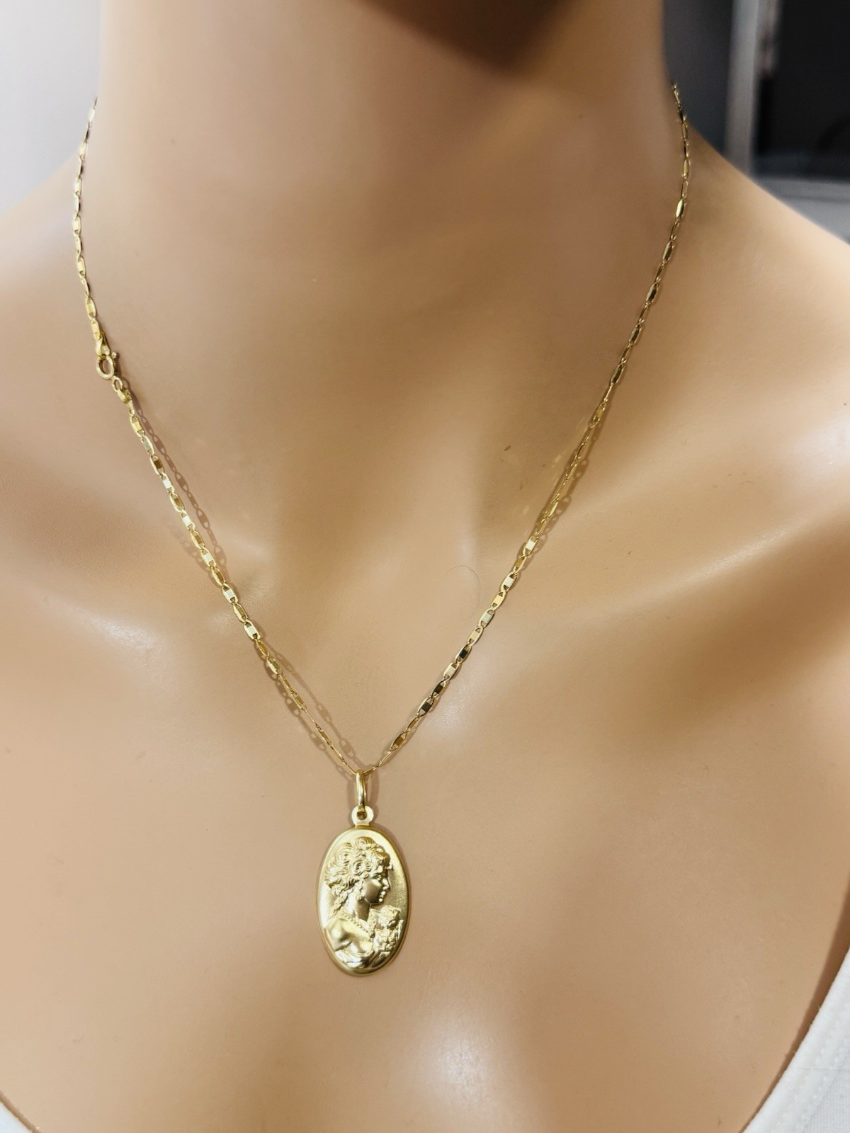 18K 750 Gold Set Queen Elizabeth Earring & Necklace 18” Long 7.6g 3mm
