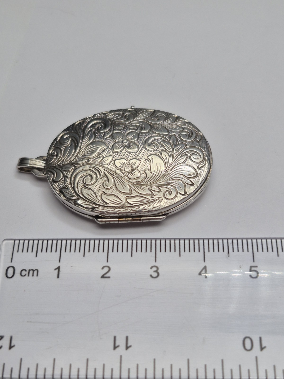 LOCKET – Sterling Silver Vintage Oval Double Photo Locket and Chain. Necklace.