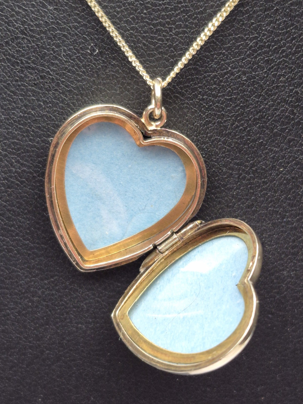 9ct Yellow Gold Vintage Heart Photo Locket & Chain. Necklace. Engraved Design.