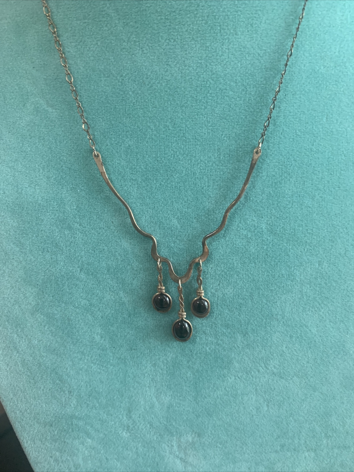 VINTAGE DELICATE STERLING SILVER CZECH. DANGLING GARNETS GEMSTONE NECKLACE 16″