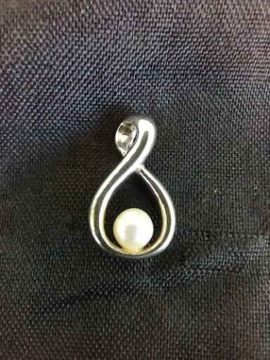 Unbranded Graceful Twist Pendant With Cultured Pearl Marked 925 Silver