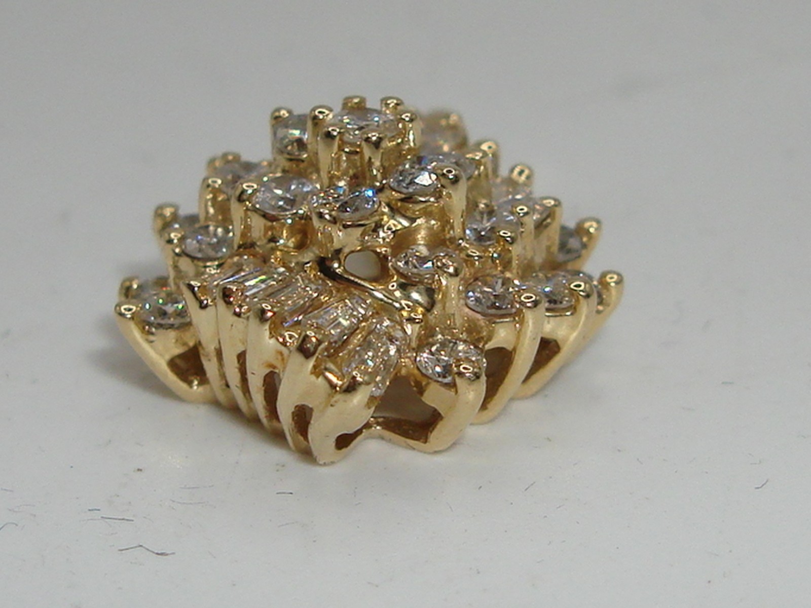 BEAUTIFUL 14K SOLID GOLD APPROX. 3/4 CTW BRILLIANT DIAMOND PENDANT!