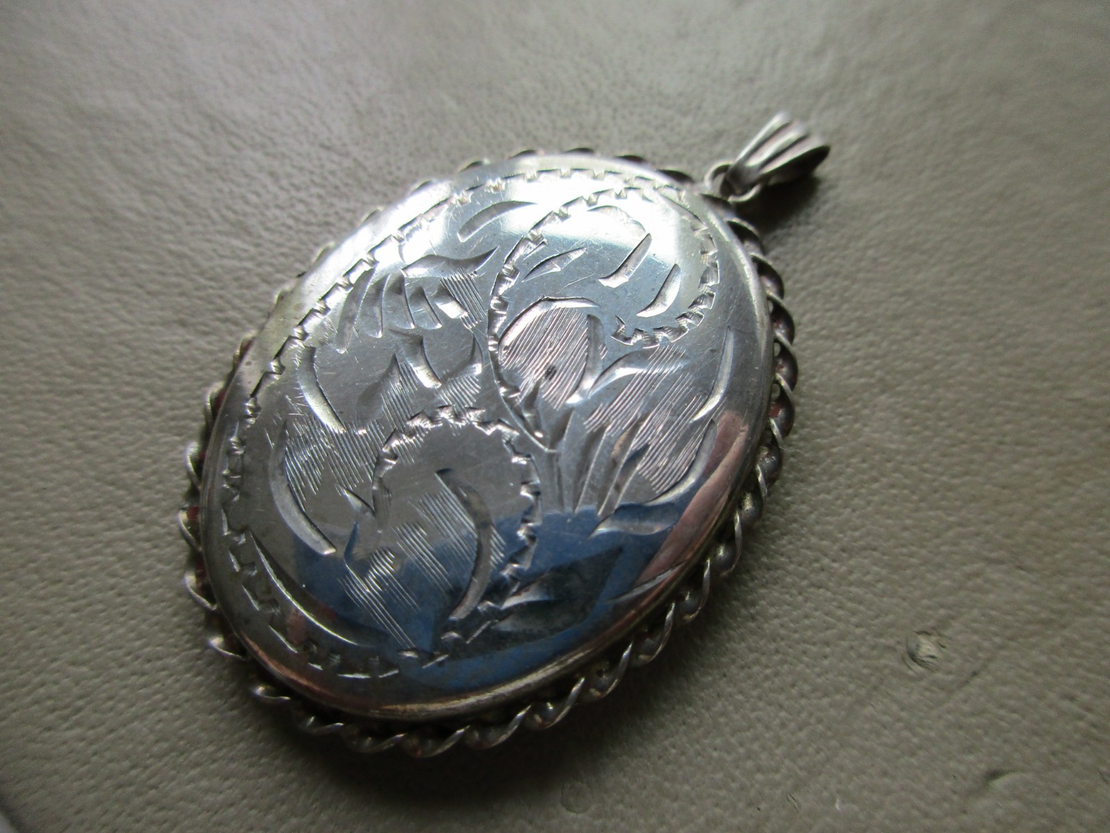 ANTIQUE VINTAGE LARGE UK STERLING SILVER PHOTO KEEPSAKE LOCKET FOB CHARM PENDANT