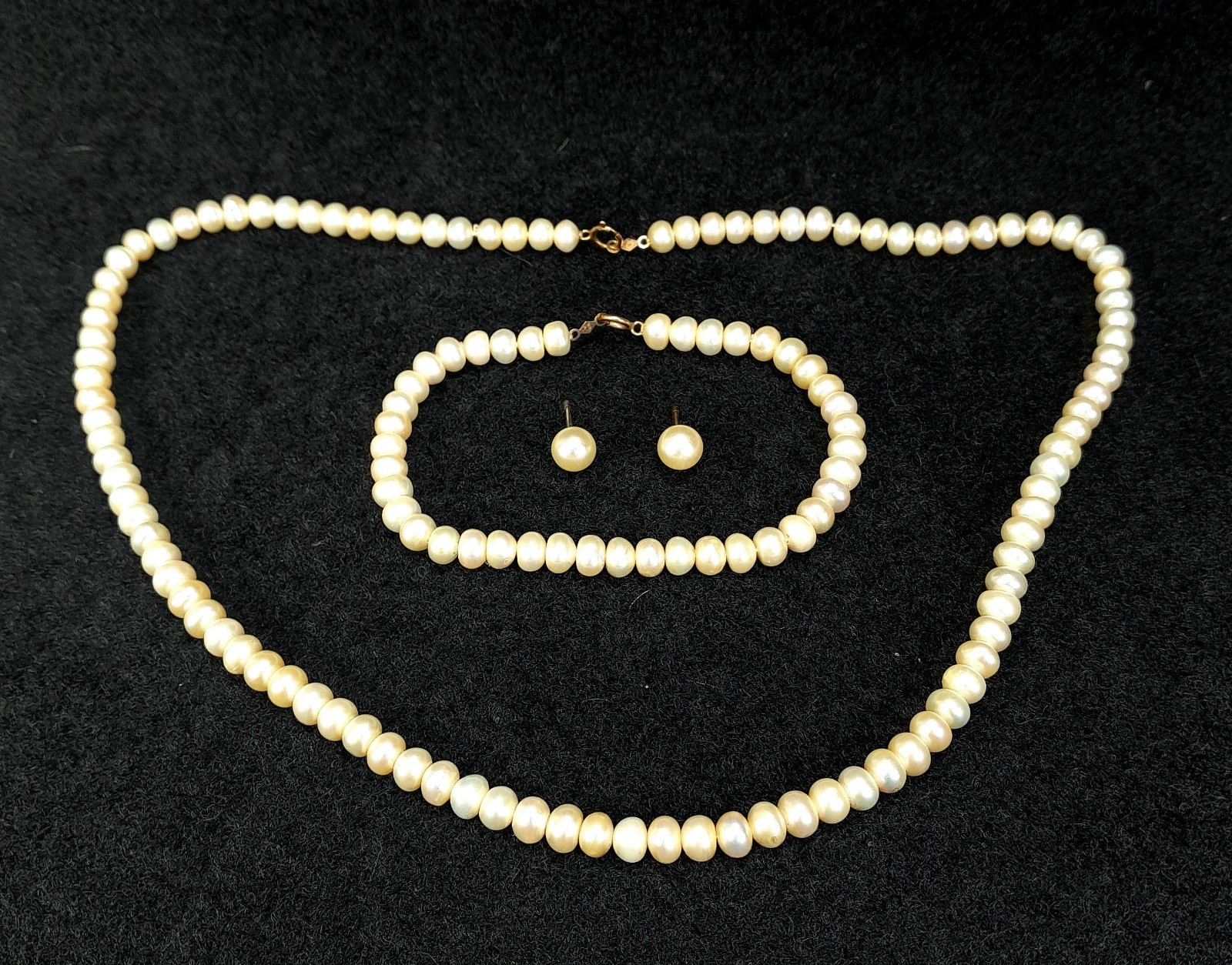 A Fine Genuine Pearl Set: 18″ Necklace, 7″ Bracelet And Pair of Earrings