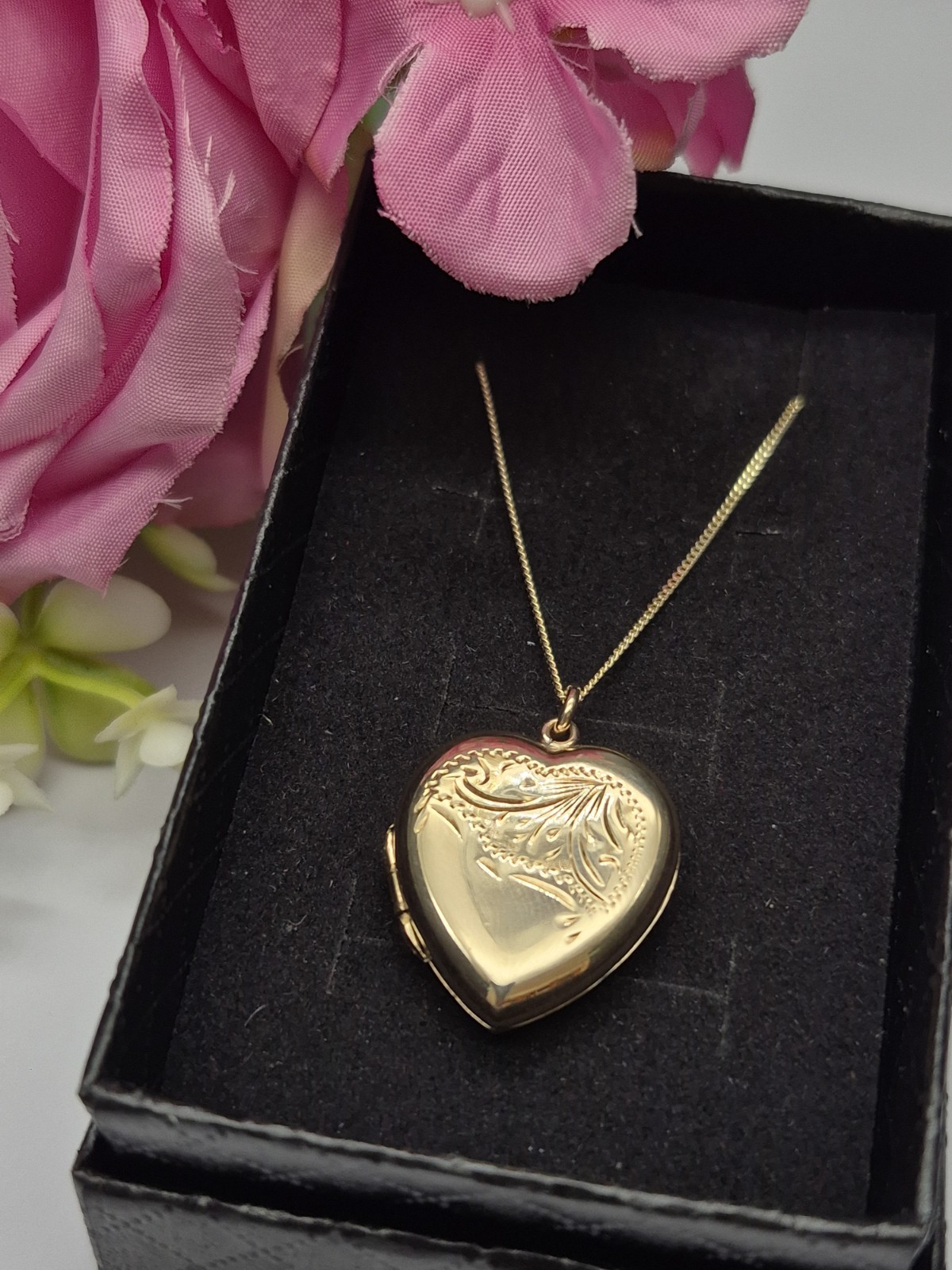 9ct Yellow Gold Vintage Heart Photo Locket & Chain. Necklace. Engraved Design.
