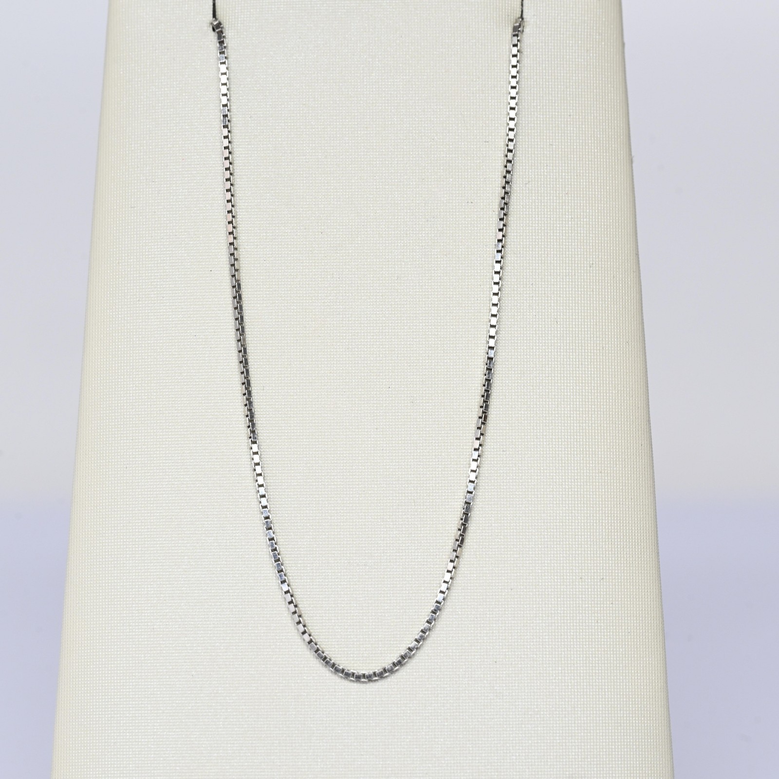 Vintage Box Link Chain 18″ 0.65mm 14K White Gold Necklace
