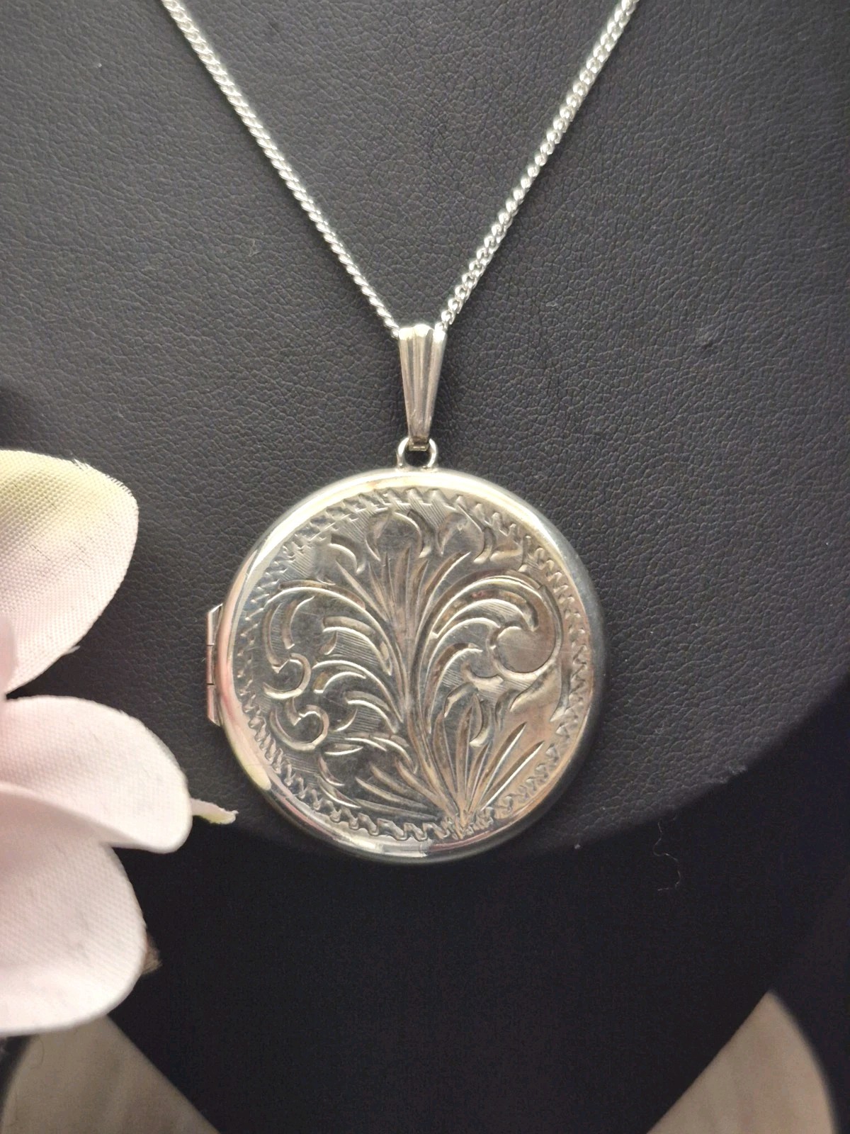 LOCKET – Sterling Silver Round Double Photo Locket Necklace. Hallmarked