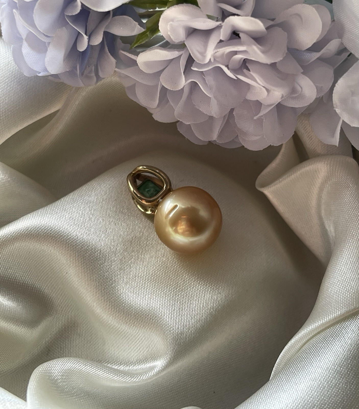 New 9ct Yellow gold Large Genuine South Sea Pearl Pendant With natural Emerald
