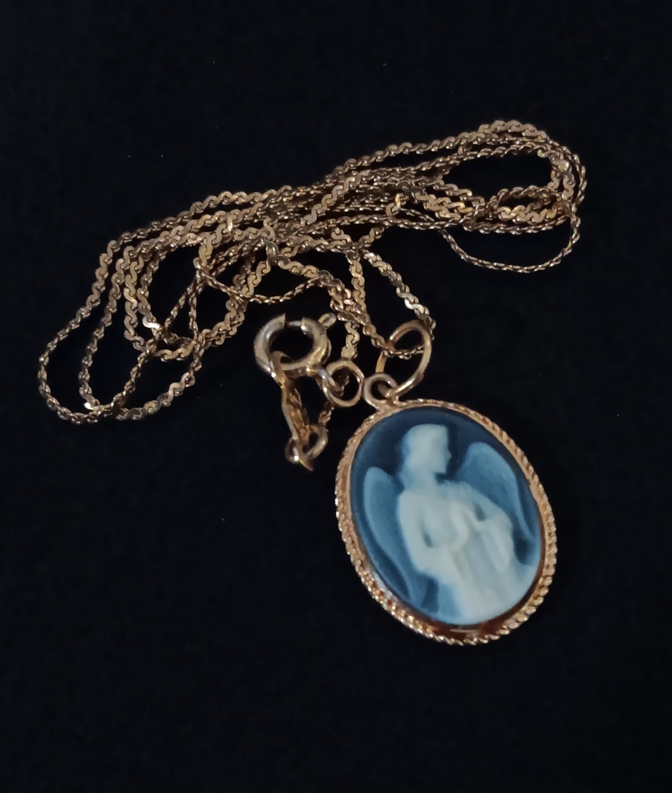 Vintage Guardian Angel Cameo pendant 14K G.F. Gold 18″ dainty chain necklace