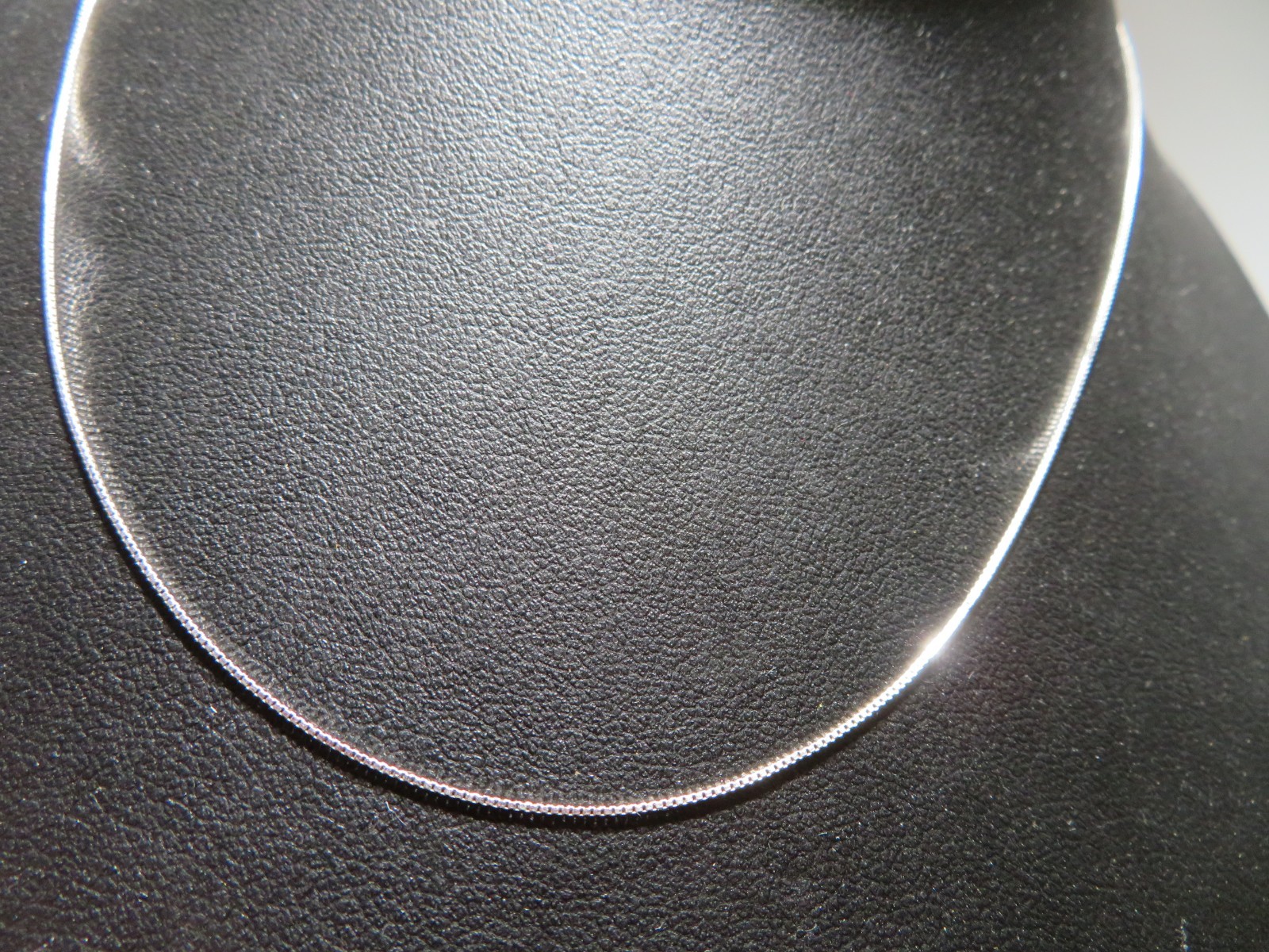 14K WG THIN BOX LINK CHAIN 18.5″ LONG 0.53 MM THICK 1.00 gram (A21996-2)