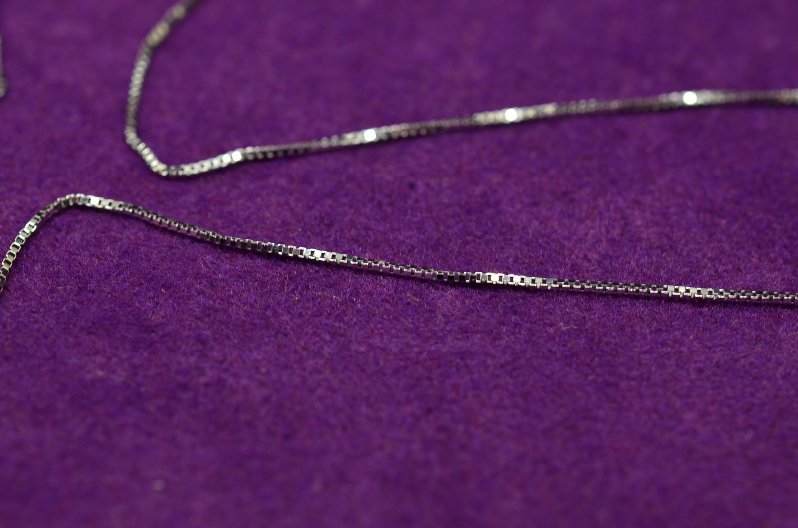 24″ 18K White Gold Very Thin Box Chain Necklace 0.5mm 1.4g