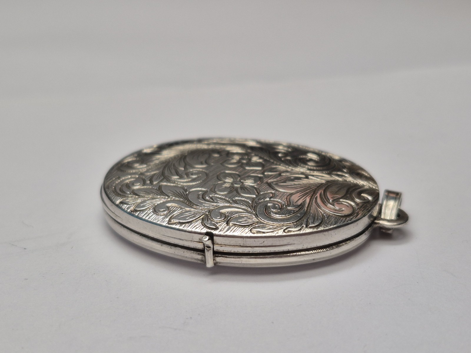 LOCKET – Sterling Silver Vintage Oval Double Photo Locket and Chain. Necklace.