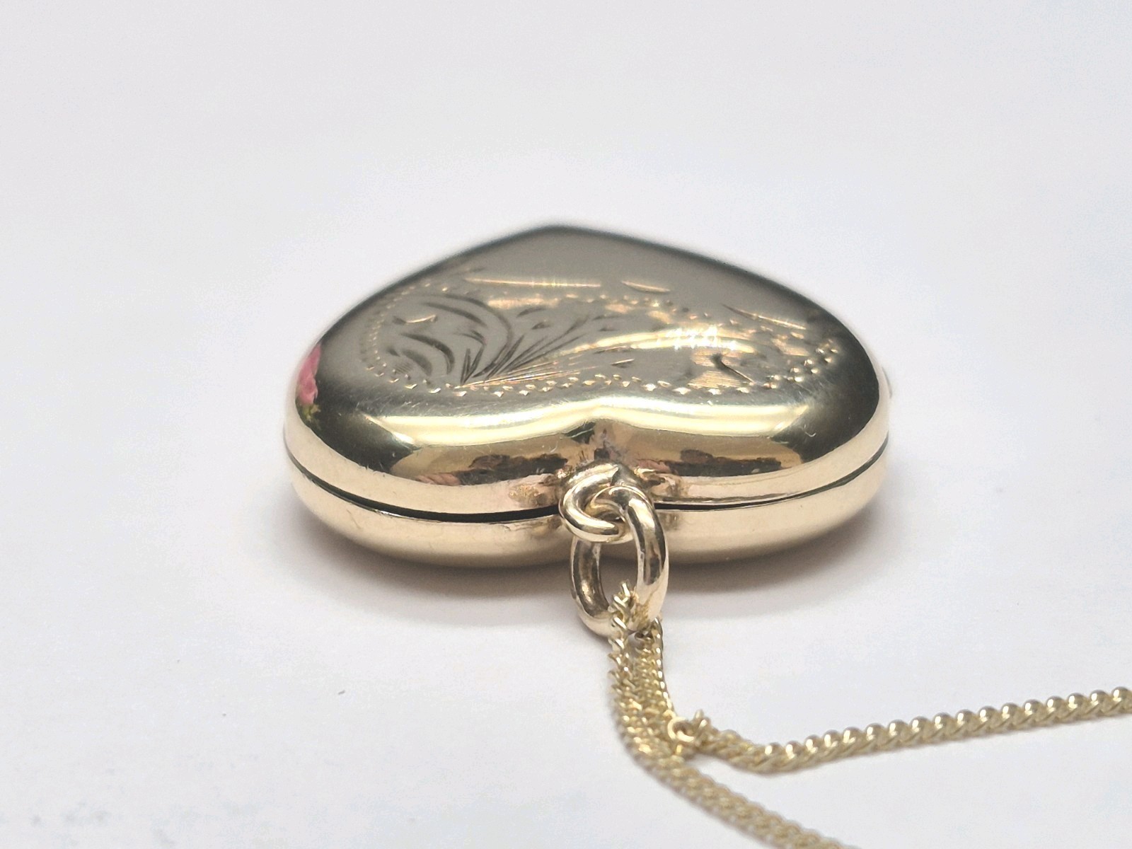 9ct Yellow Gold Vintage Heart Photo Locket & Chain. Necklace. Engraved Design.