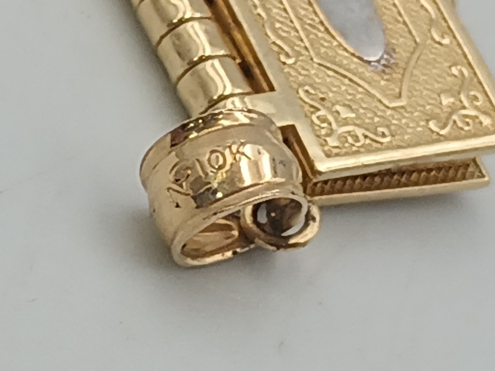 Solid 10K Yellow Gold Opening Pages Holy Bible with Lords Prayer Pendant 3.3gms