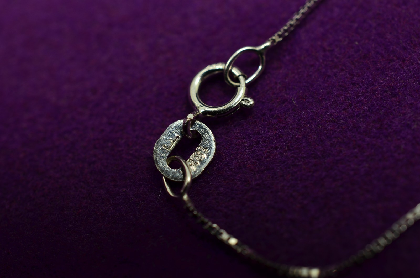 24″ 18K White Gold Very Thin Box Chain Necklace 0.5mm 1.4g