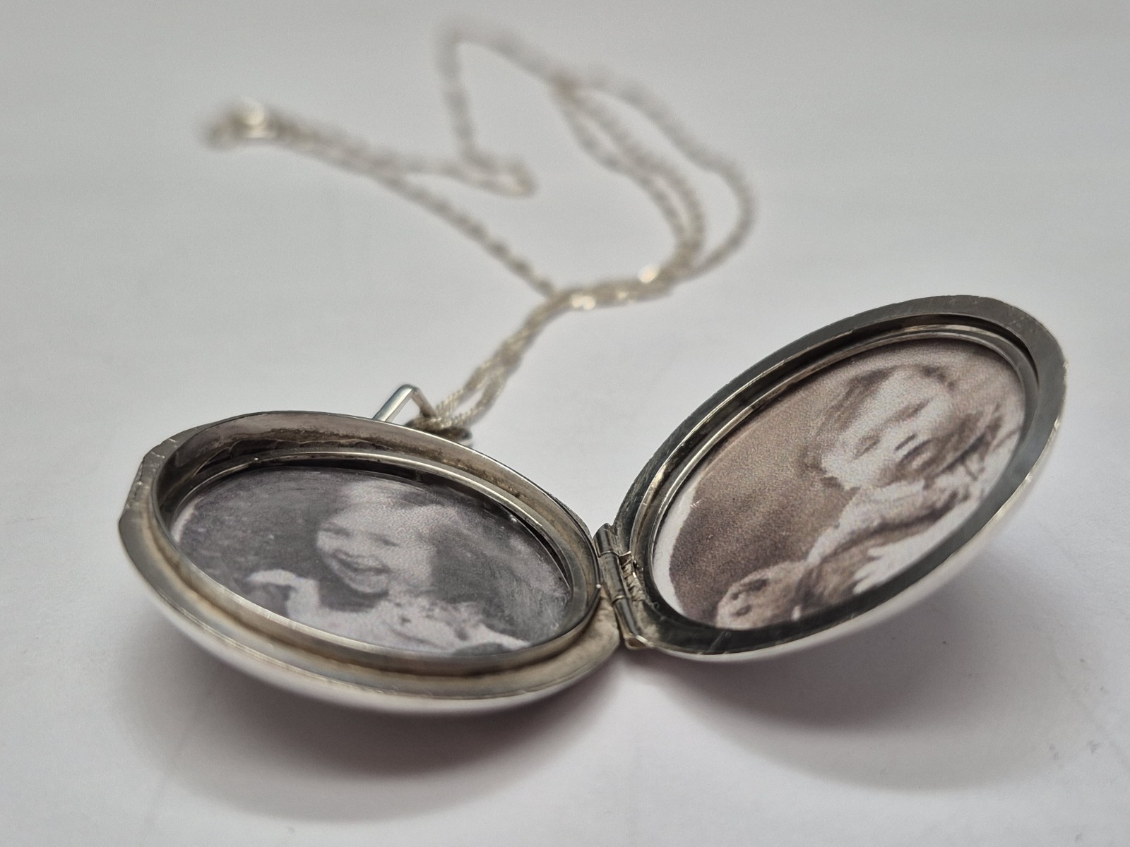 LOCKET – Beautiful Vintage Sterling Silver Round Floral Etched Photo Locket.