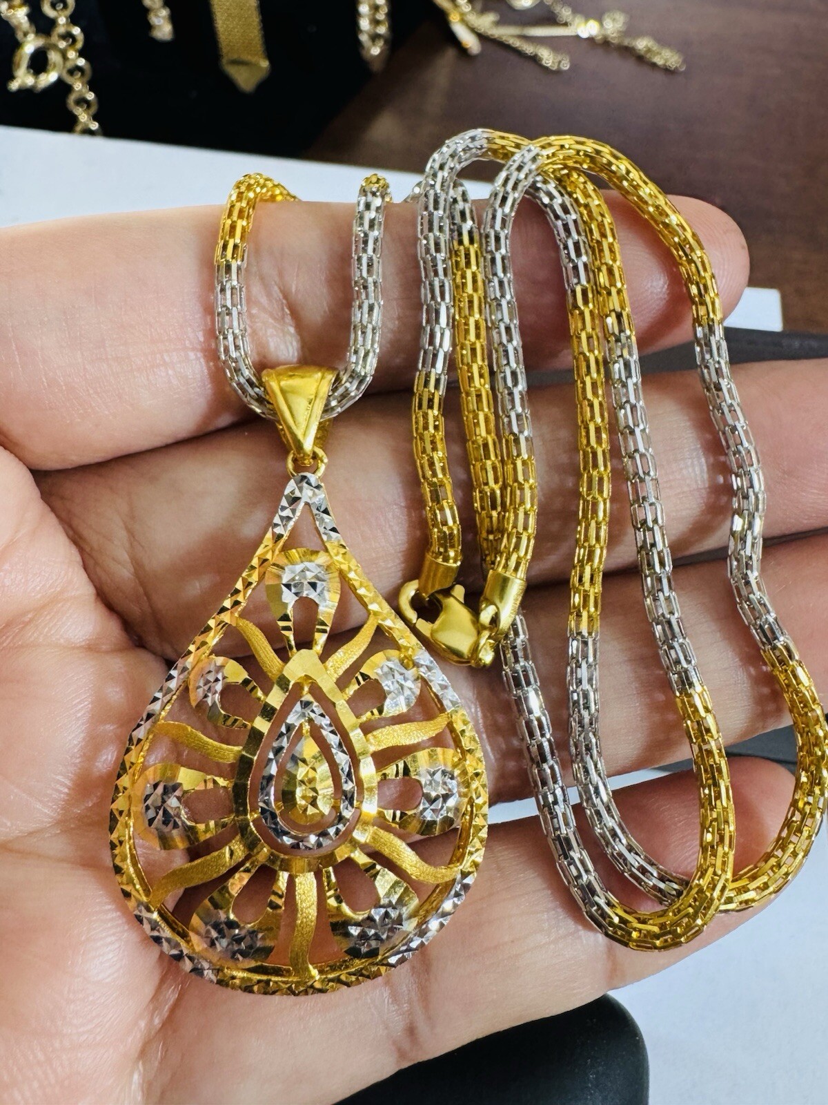 22K 916 Real Gold 21.5”/22” long Teardrop Necklace 16.8g 3.mm Womens