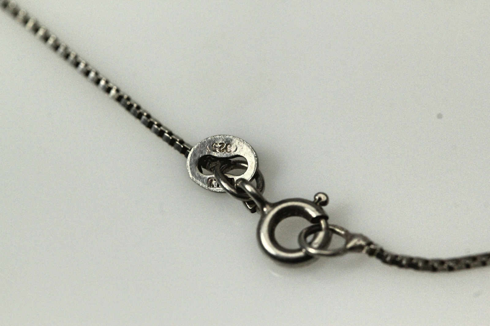 925 Sterling Silver 32″ Thin Box Chain 2.7 Grams (NEC4898)